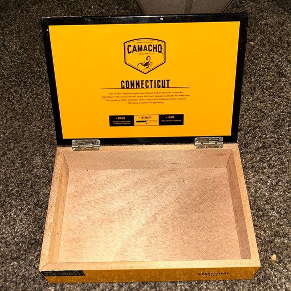 Opened / empty Camacho Connecticut cigar box - Picture 6 of 6
